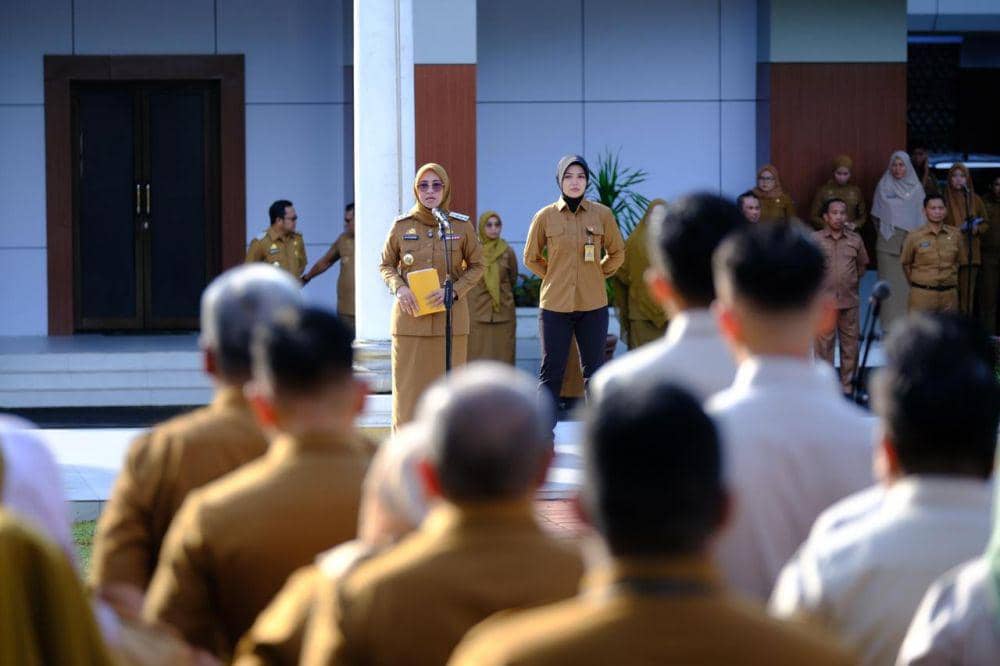 Bupati Gowa Sitti Husniah Talenrang saat memimpin Apel Besar usai libur Idulfitri di halaman Kantor Bupati Gowa, Selasa (8/4/2025). (Dok. Humas Pemkab Gowa)