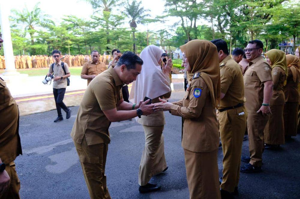 Momen Halal Bihalal antara Bupati, Wakil Bupati, dan ASN Pemkab Gowa di halaman Kantor Bupati Gowa, Selasa (8/4/2025). (Dok. Humas Pemkab Gowa)