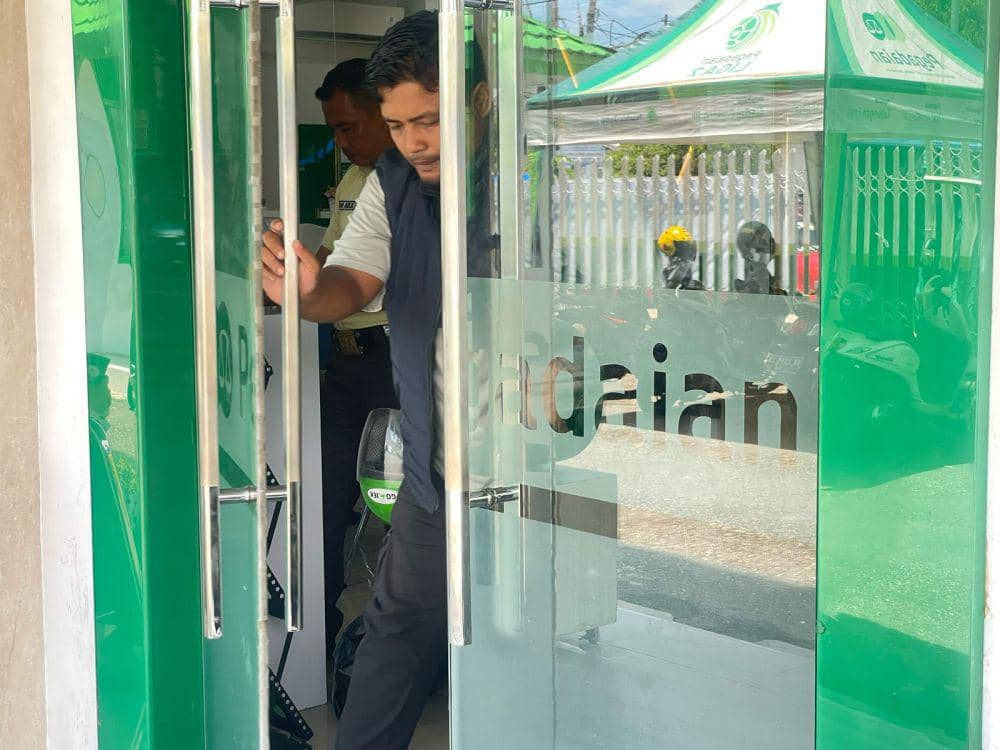 Seorang warga keluar dari Kantor Pegadaian Cabang Tarandam (Foto: IDN Times/Halbert Caniago)