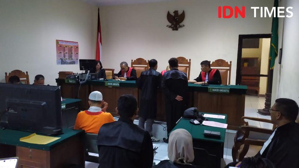 Terdakwa penembakan Robig Zainudin duduk di kursi pesakitan di ruangan sidang PN Semarang. (IDN Times/Fariz Fardianto)
