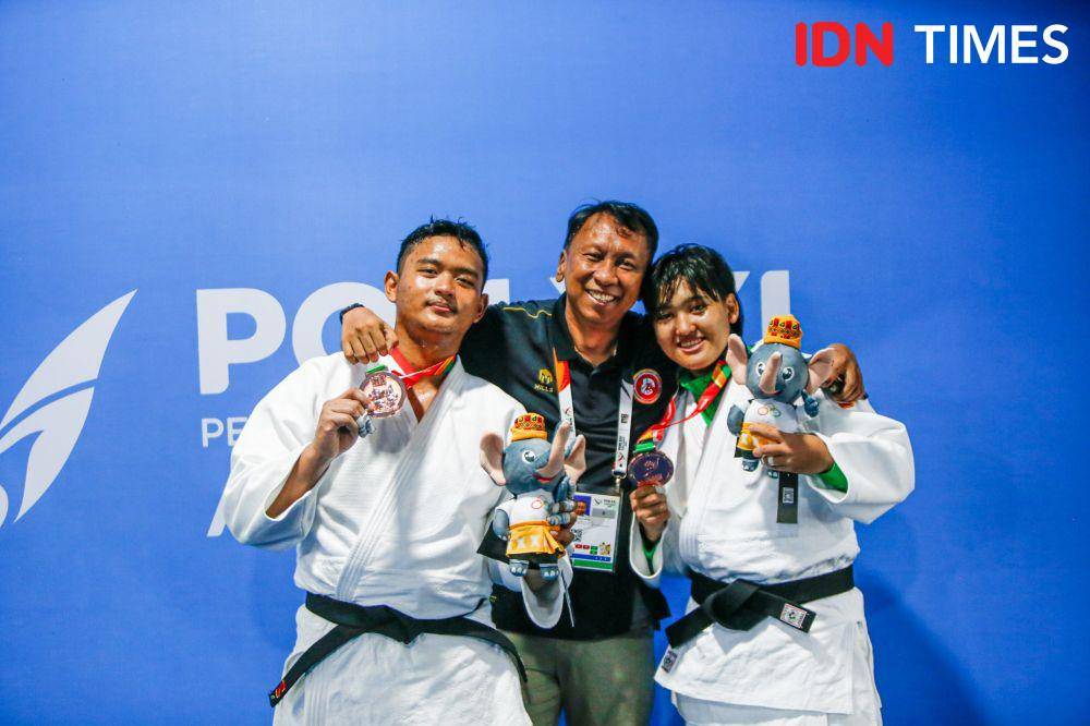 Ketum PJSI Sumut Arief Fadhillah bersama atlet judo Sumut usai memastikan medali PON 2024 (IDN Times/Doni Hermawan)
