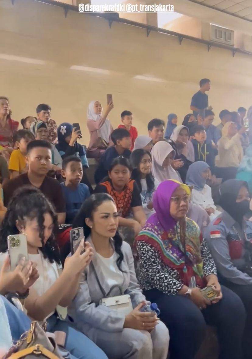 potret Kris Dayanti keliling Jakarta naik transportasi umum (Instagram.com/krisdayantilemos)
