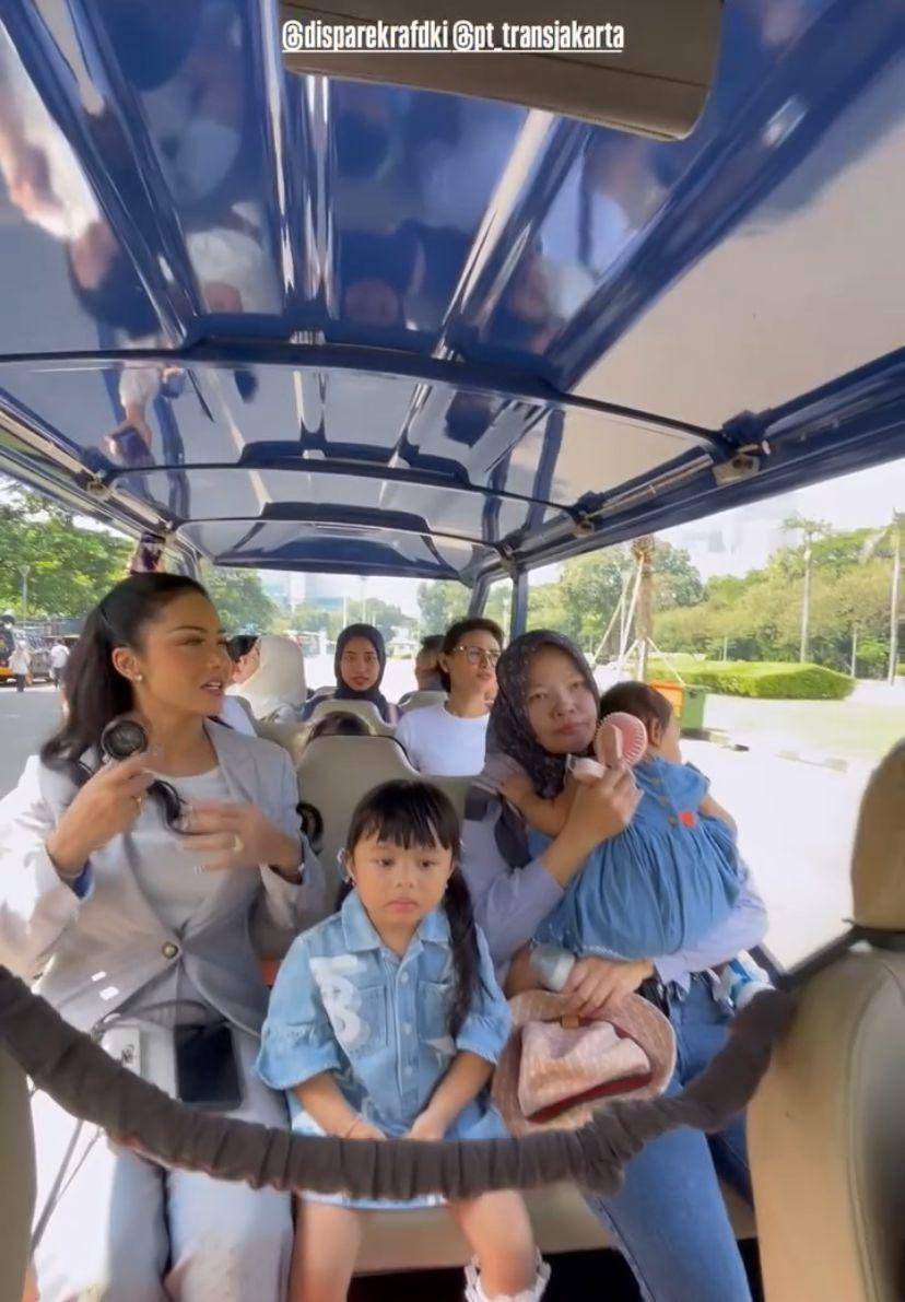 potret Kris Dayanti keliling Jakarta naik transportasi umum (Instagram.com/krisdayantilemos)