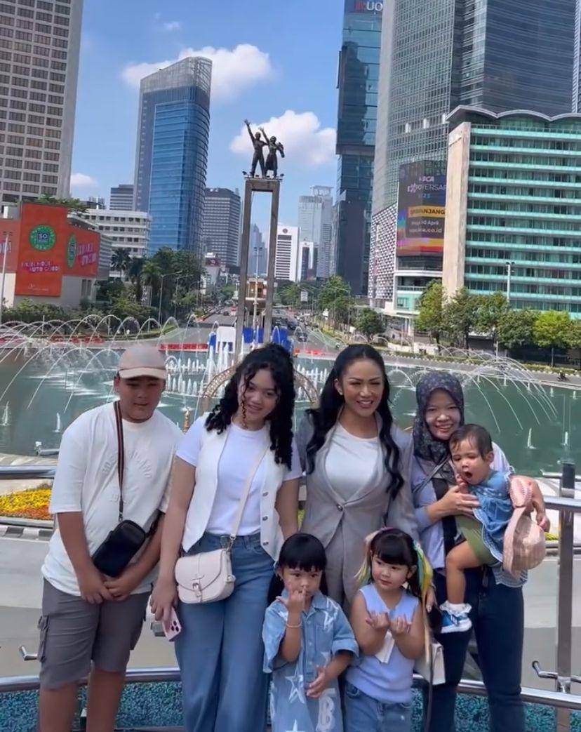 potret Kris Dayanti keliling Jakarta naik transportasi umum (Instagram.com/krisdayantilemos)