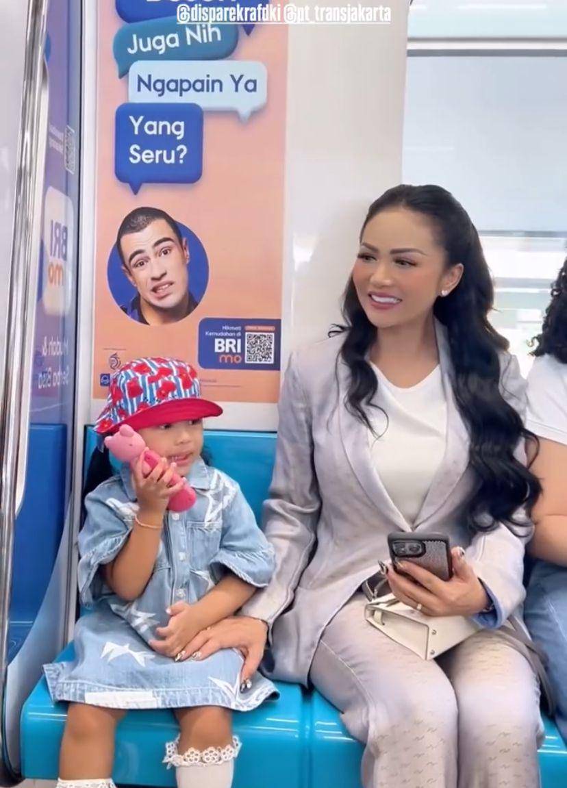 potret Kris Dayanti keliling Jakarta naik transportasi umum (Instagram.com/krisdayantilemos)