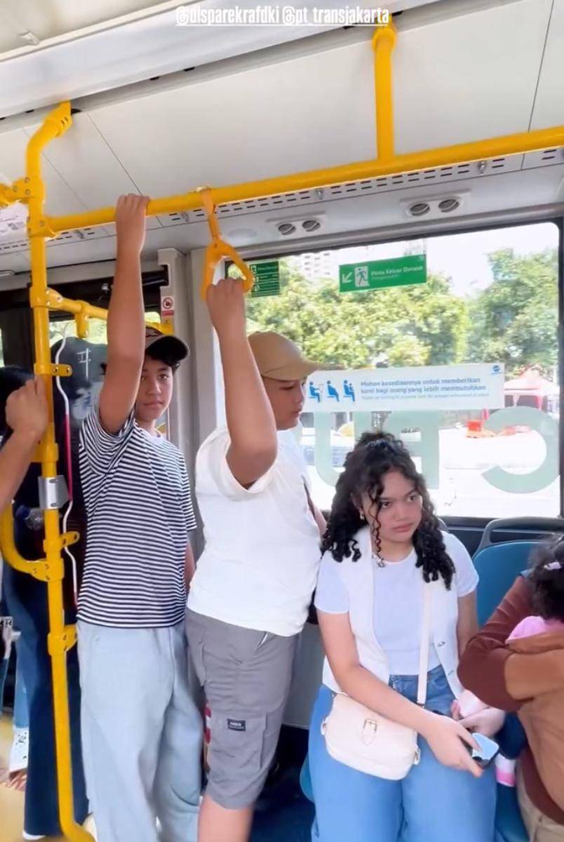 potret Kris Dayanti keliling Jakarta naik transportasi umum (Instagram.com/krisdayantilemos)