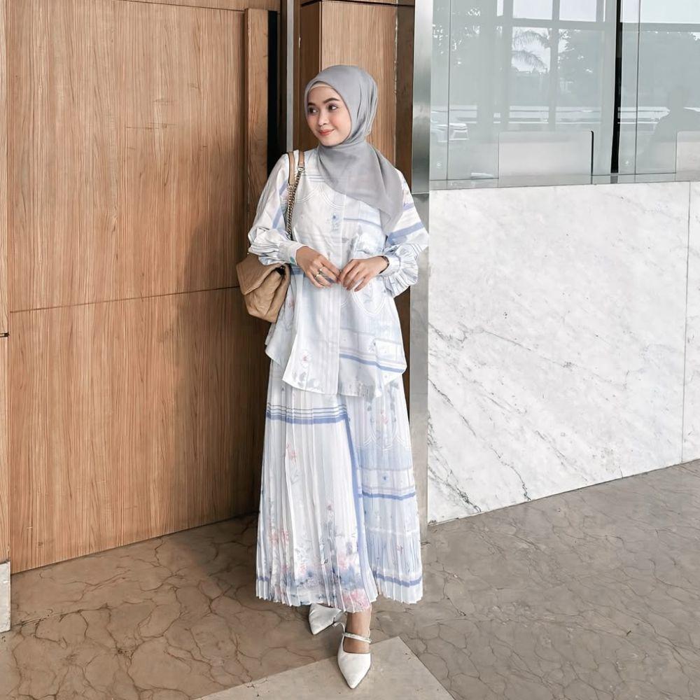 potret ide OOTD dari blouse hingga dress aksen floral ala Puan Khusyala (instagram.com/khusyala)