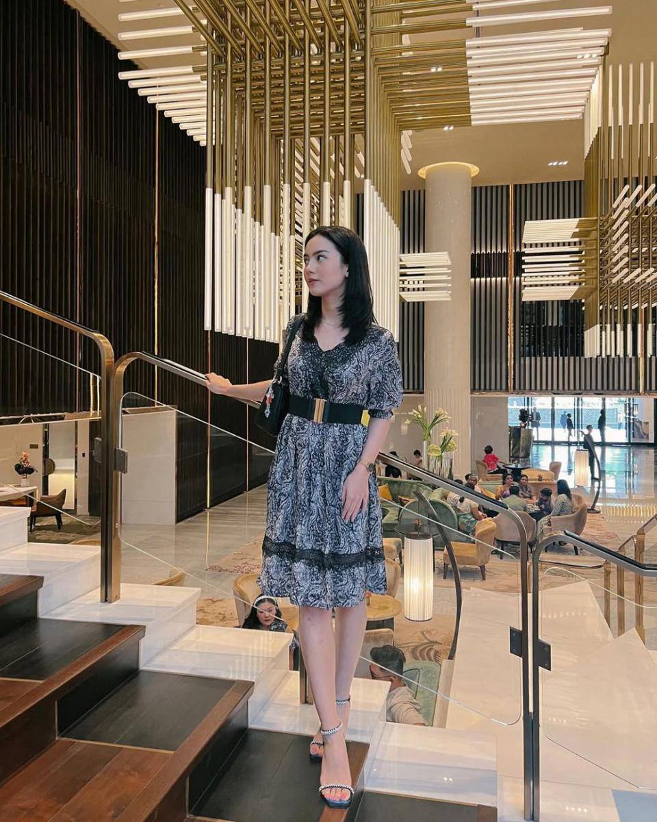 ide outfit dengan dress ala Ersya Aurelia (instagram.com/ersyaurel)