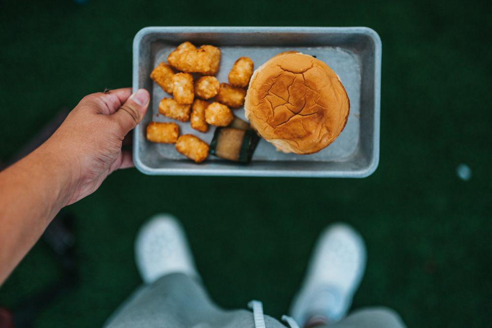 ilustrasi membawa bekal (unsplash.com/Nathan Dumlao)