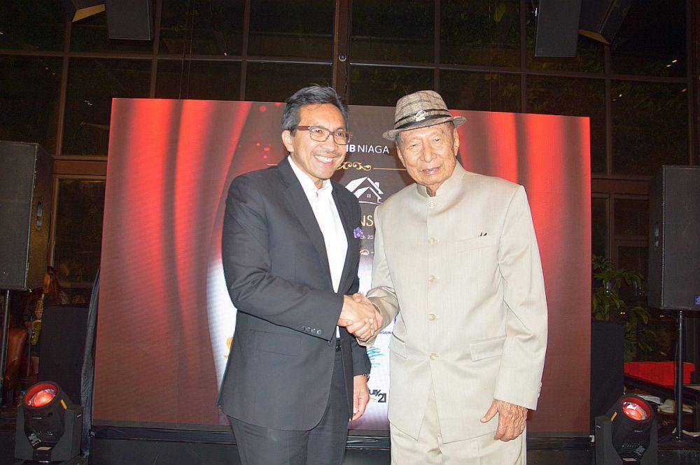 Dr. (HC) Ir. Ciputra memperoleh penghargaan dari CIMB Niaga (ciputra.com)