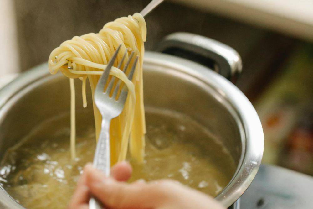 ilustrasi memasak spaghetti (pexels.com/Klaus Nielsen)