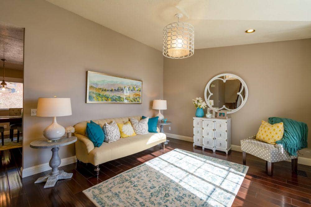 ilustrasi memanfaatkan cahaya matahari untuk pencahayaan ruang tamu (pexels.com/Get Lost Mike)