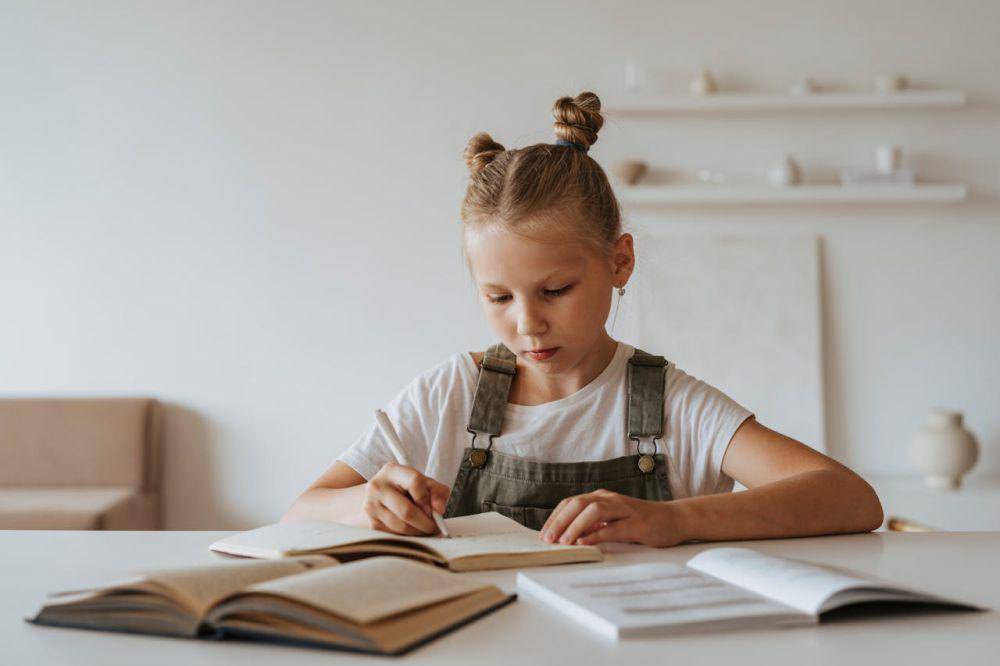 Ilustrasi seorang anak sedang menulis (pexels.com/olia danilevich)