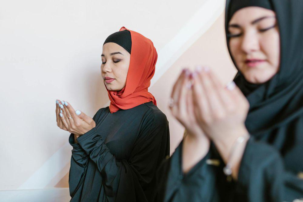 ilustrasi seseorang muslim berdoa (pexels.com/RDNE Stock project)