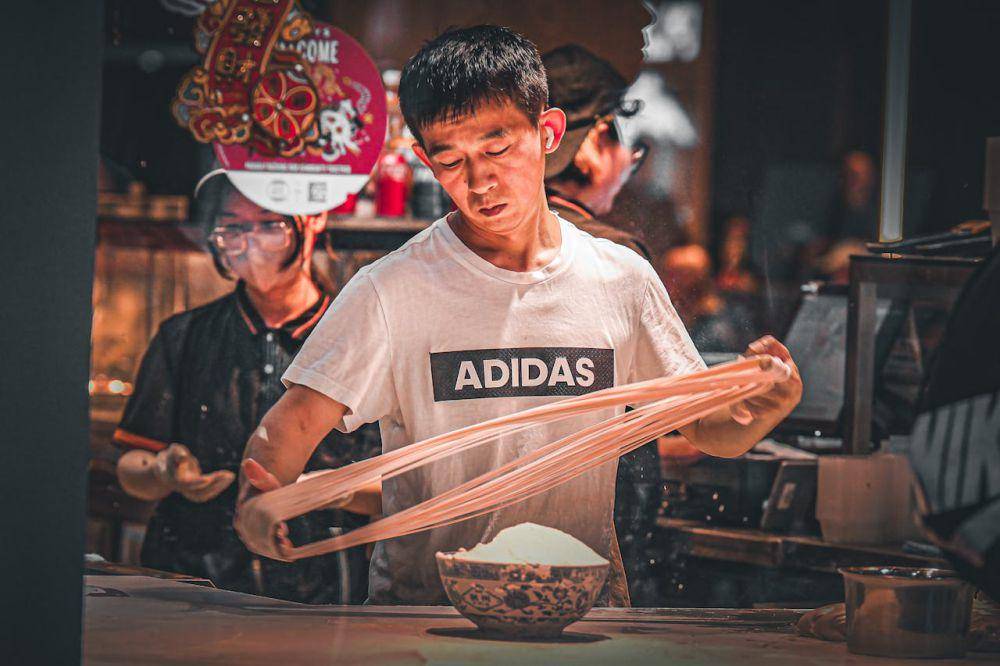 Ilustrasi membuat mi lamian (pexels.com/Reymundo Tadena)