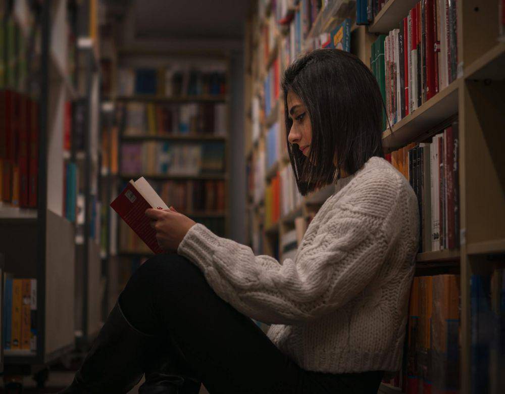 ilustrasi membaca di perpustakaan (pexels.com/Masoud Mostafaei)