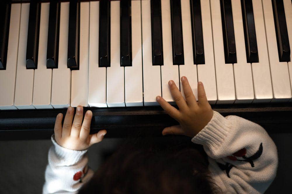 ilustrasi seorang anak sedang bermain piano (pixabay.com/pixel_modeler)