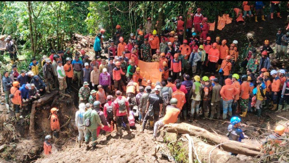 Kodim 0815/Mojokerto ikut bantu dan evakuasi korban tanah longsor di Desa Pacet, Mojokerto. (Dokumentasi TNI AD)