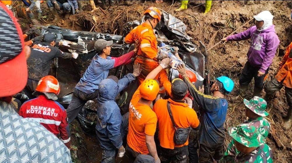 Kodim 0815/Mojokerto ikut bantu dan evakuasi korban tanah longsor di Desa Pacet, Mojokerto. (Dokumentasi TNI AD)