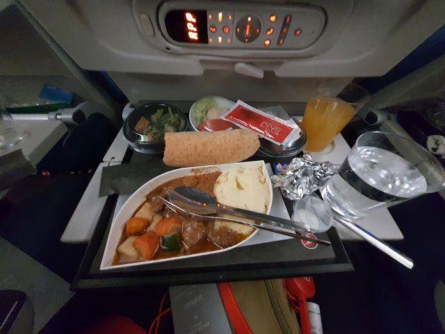 Potret makanan atau inflight meal di pesawat (vecteezy.com/cindhyade)