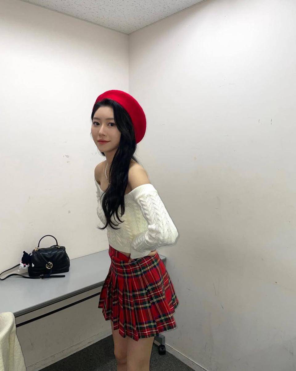 Jane Momoland (instagram.com/janeeexxyeon)