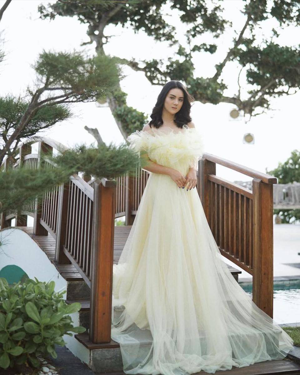 ide outfit dengan dress ala Ersya Aurelia (instagram.com/ersyaurel)
