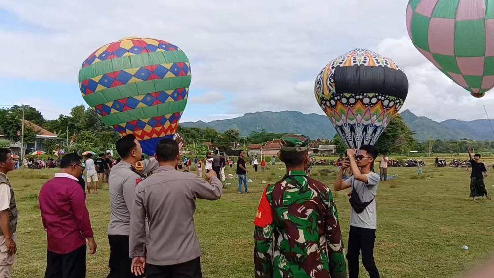 Warga menerbangkan balon dalam mini festival balon udara di Tulungagung. IDN Times/ istimewa