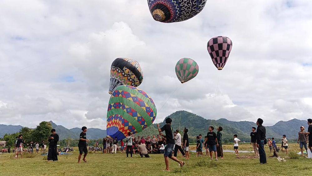 Warga menerbangkan balon dalam mini festival balon udara di Tulungagung. IDN Times/ istimewa