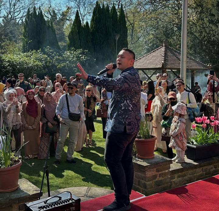potret Gilang Dirga pada acara halalbihalal di London (instagram.com/gilangdirga)