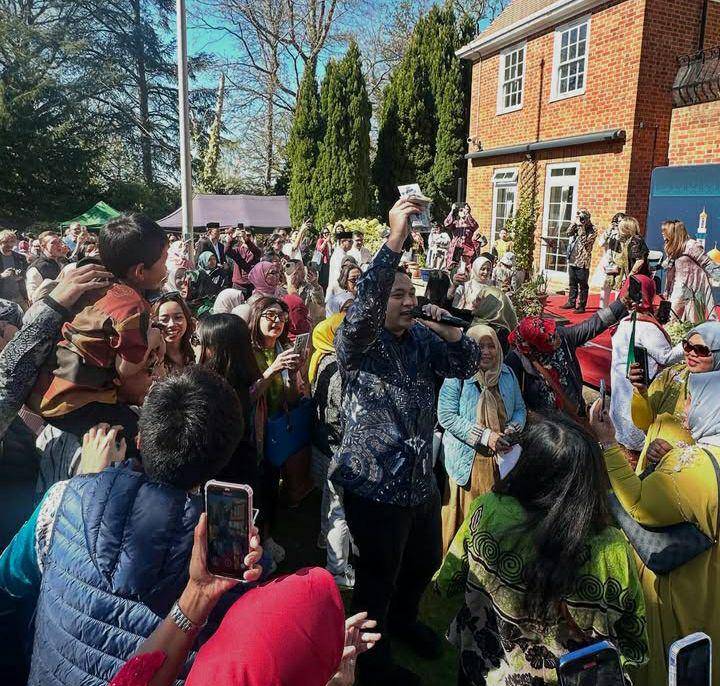 potret Gilang Dirga pada acara halalbihalal di London (instagram.com/gilangdirga)