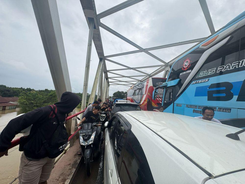 Terjebak Banjir di Jalintim, Pengendara Terpaksa Bermalam di Mobil
