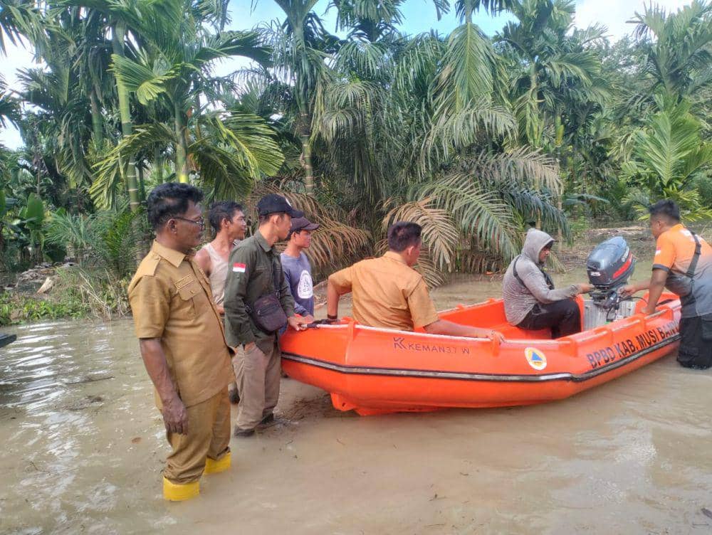 (BPBD Muba saat melakukan evakuasi warga yang terdampak banjir di Tungkal Jaya) dok. BPBD Muba