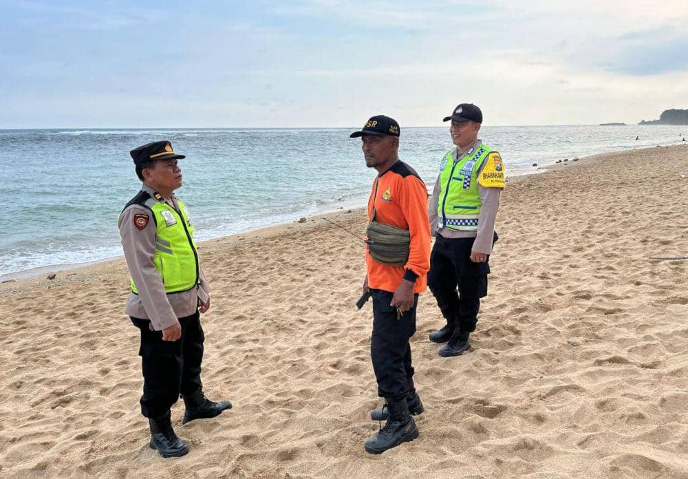 Proses pencarian 3 santri Mojokerto yang tenggelam di Pantai Balekambang. (Dok. Humas Polres Malang)