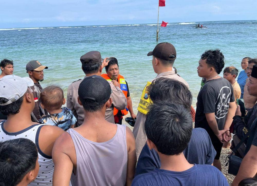 Proses pencarian 3 santri Mojokerto yang tenggelam di Pantai Balekambang. (Dok. Humas Polres Malang)