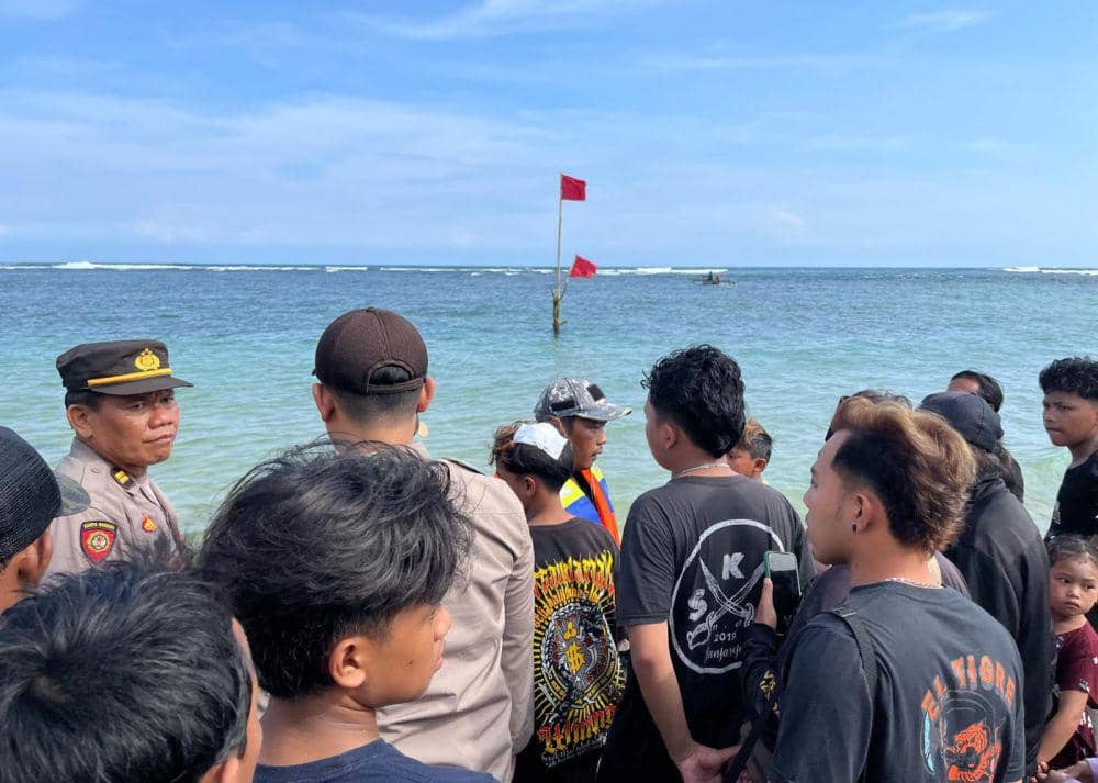 Proses pencarian 3 santri Mojokerto yang tenggelam di Pantai Balekambang. (Dok. Humas Polres Malang)