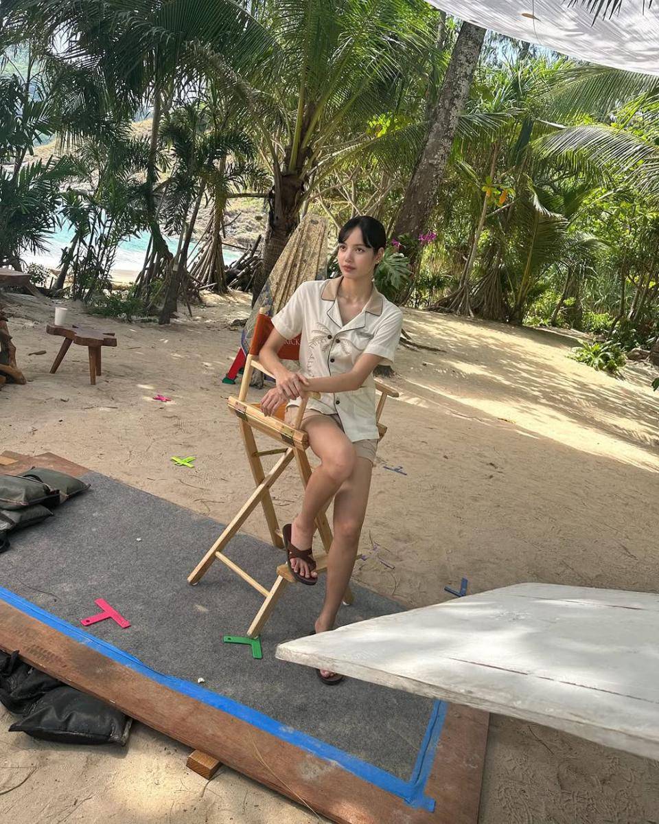 potret Lisa BLACKPINK di balik layar serial The White Lotus 3 (instagram.com/lalalalisa_m)