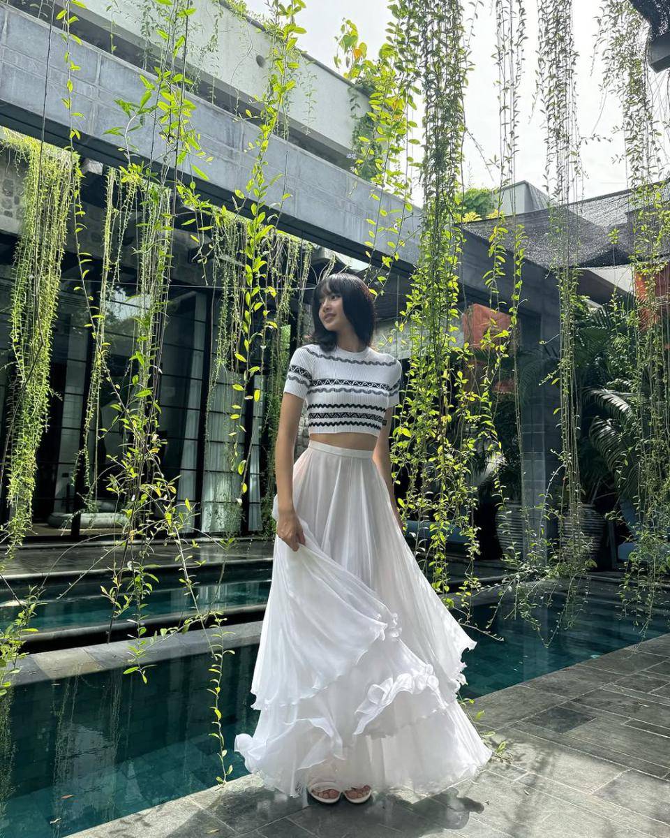 potret Lisa BLACKPINK di balik layar serial The White Lotus 3 (instagram.com/lalalalisa_m)