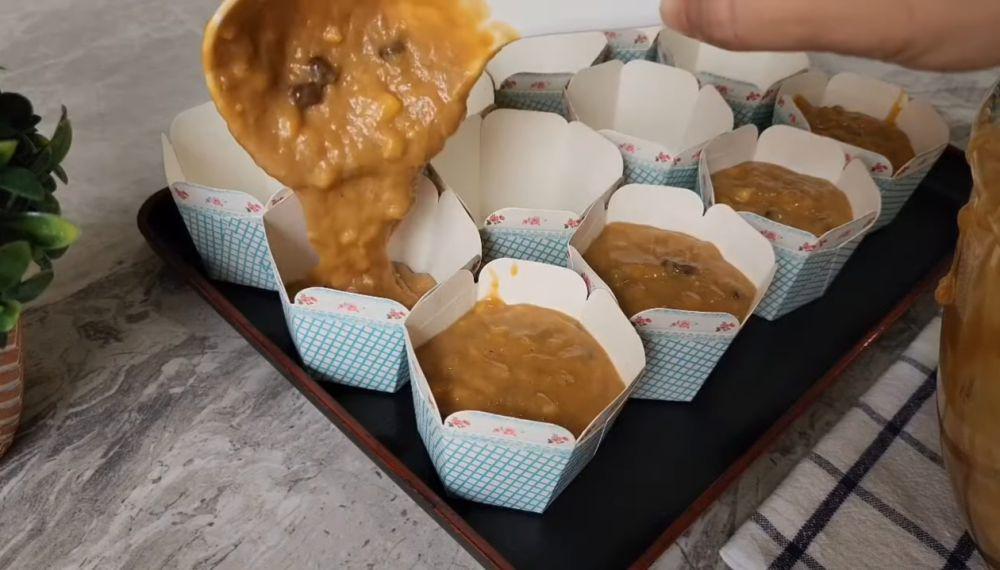 ilustrasi menuang adonan muffin pisang gula palem ke dalam paper cup (YouTube.com/atha naufal)