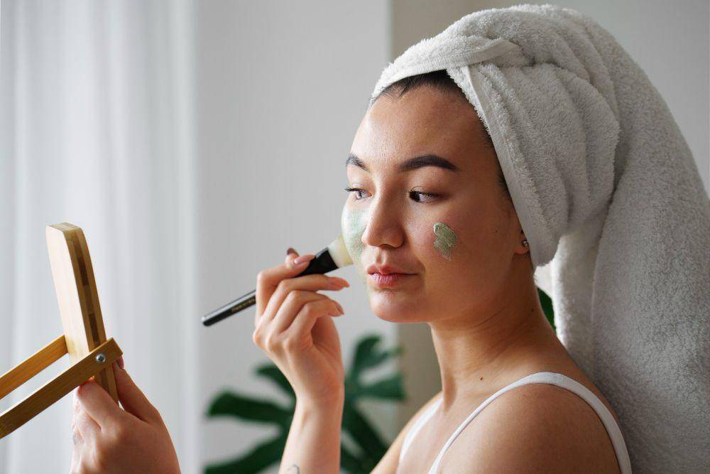 ilustrasi perempuan menggunakan masker (freepik.com/freepik)