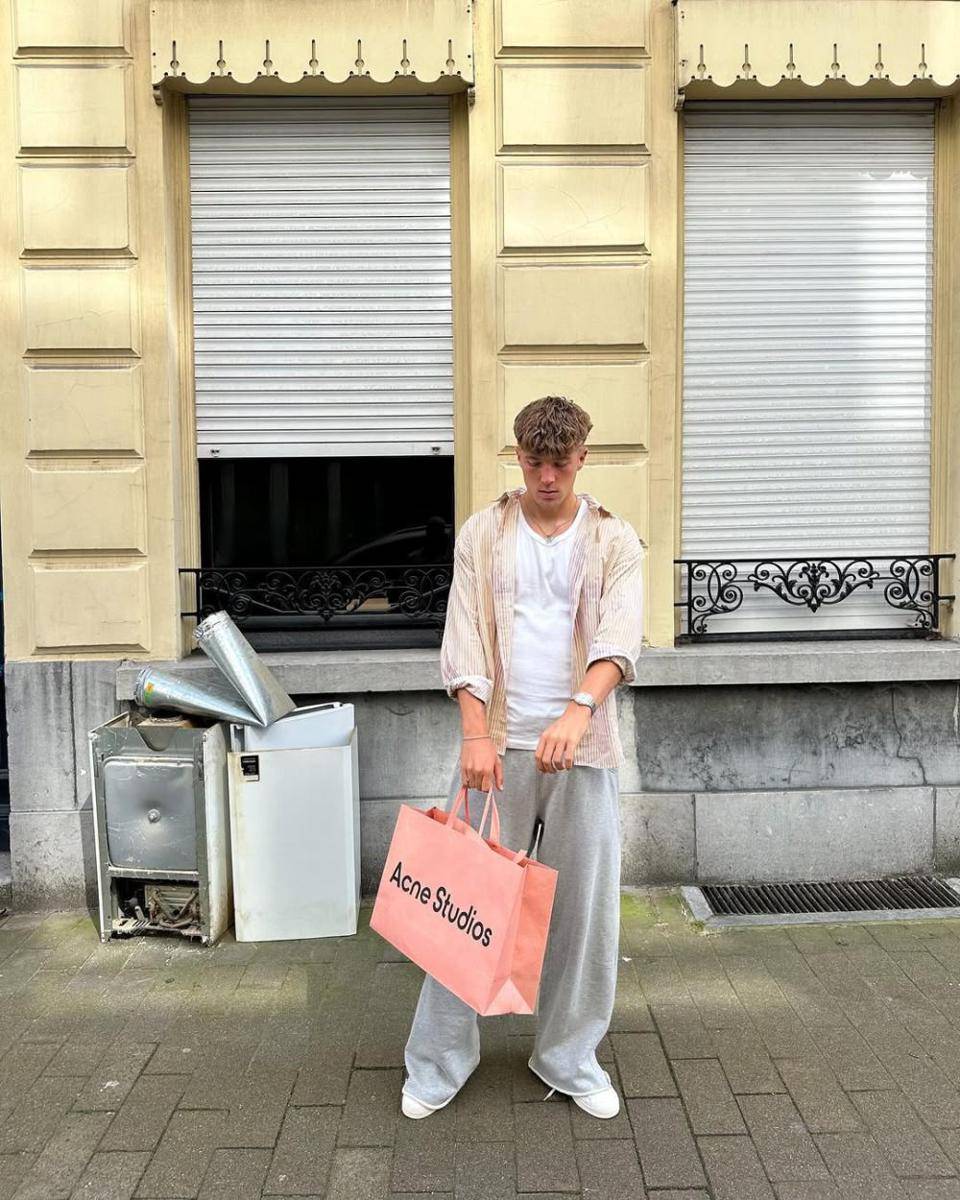 Gaya OOTD Ole Romeny (instagram.com/oleromeny)