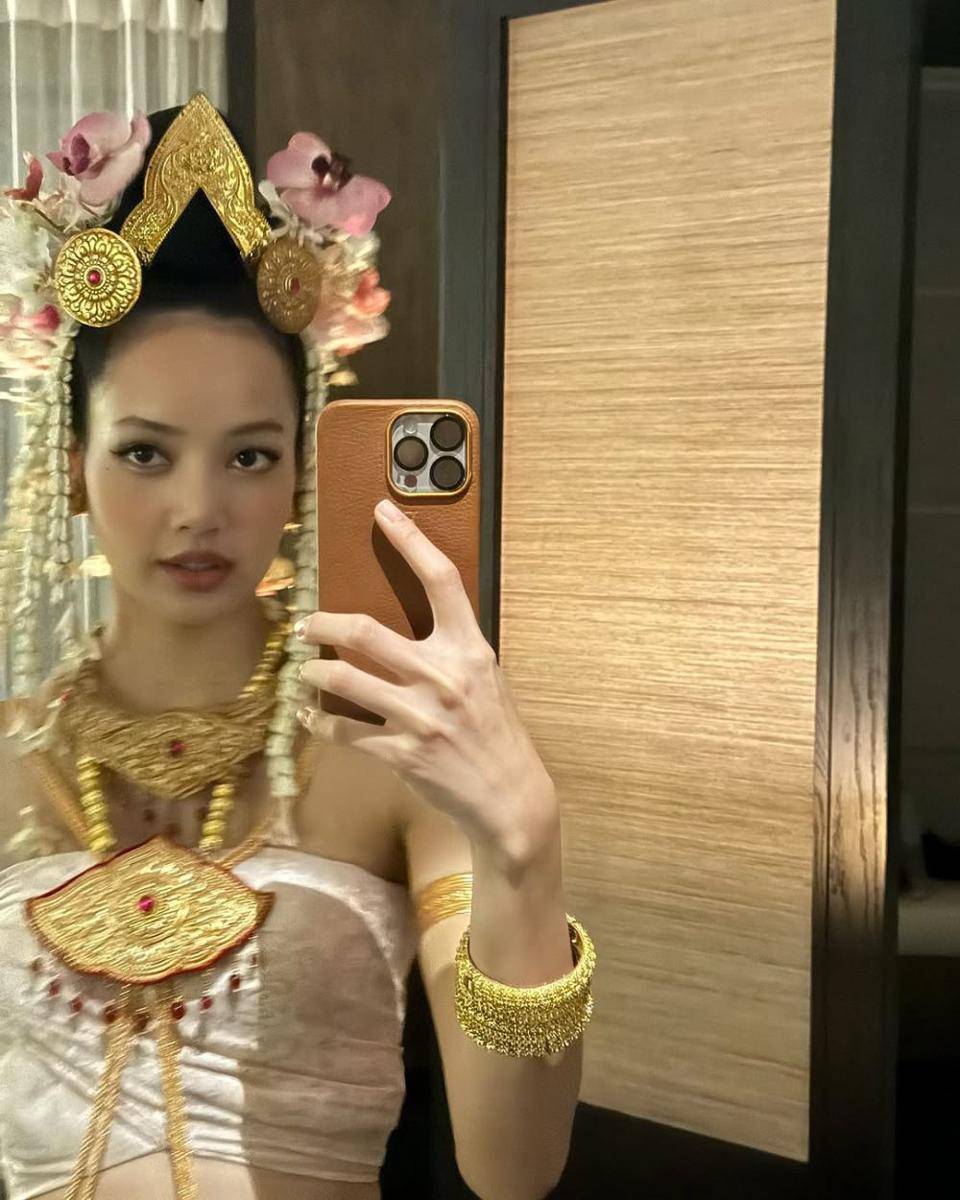 potret Lisa BLACKPINK di balik layar serial The White Lotus 3 (instagram.com/lalalalisa_m)