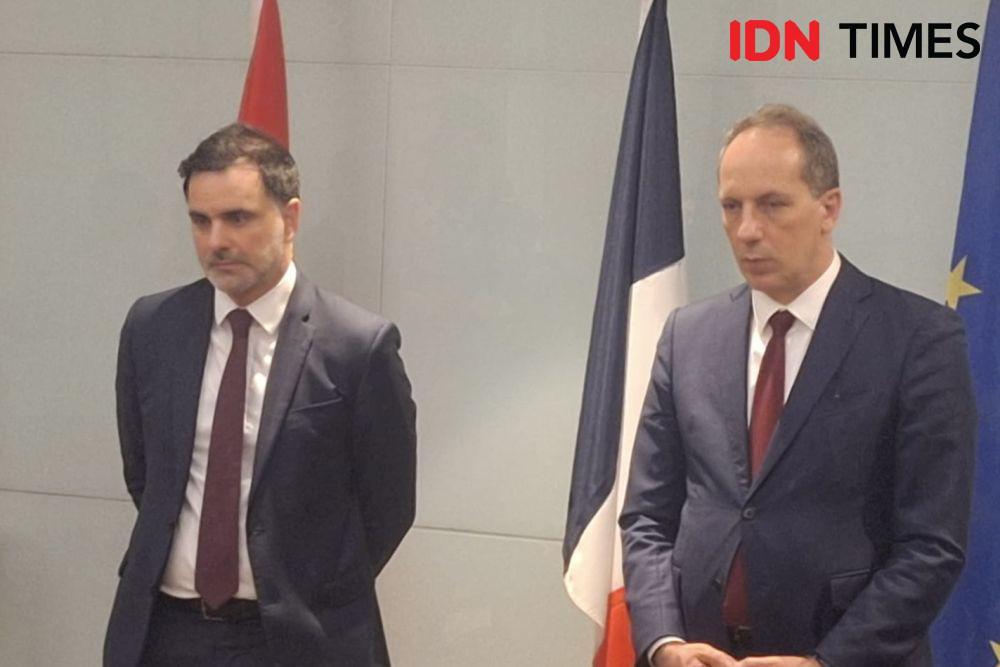 Menteri urusan Perdagangan Luar Negeri dan Warga Prancis di Luar Negeri Republik Prancis, Laurent Saint-Martin (kiri) memberi keterangan pers di Jakarta, Rabu (9/4/2025) malam. (IDN Times/Lia Hutasoit)