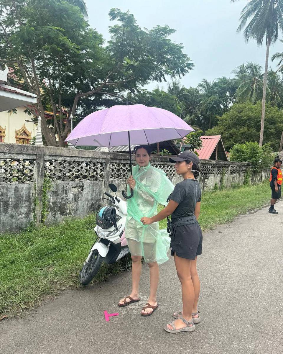 potret Lisa BLACKPINK di balik layar serial The White Lotus 3 (instagram.com/lalalalisa_m)