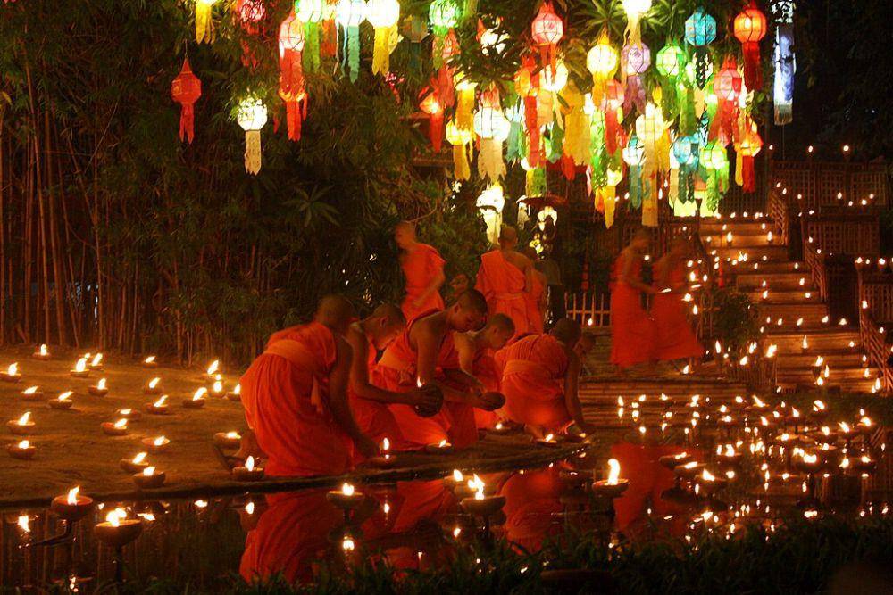 perayaan Festival Loy Krathong di Chiang Mai, Thailand (commons.wikimedia.org/YveHa)
