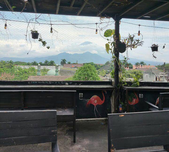 Rooftop Kopinoti and Eatery, Magelang (google.com/maps/aryaaa manik.)