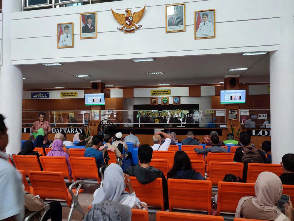 Gratis Denda Pajak, Kantor Samsat Induk Diserbu Warga