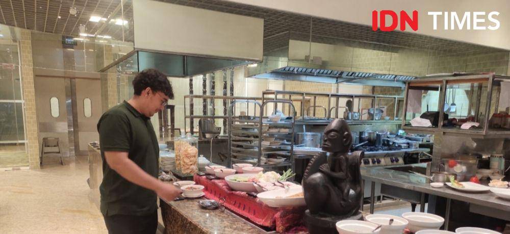 Tamu sedang memilih ragam menu dari Marriott Cafe di Batak Food Festival (IDN Times/Indah Permata Sari)