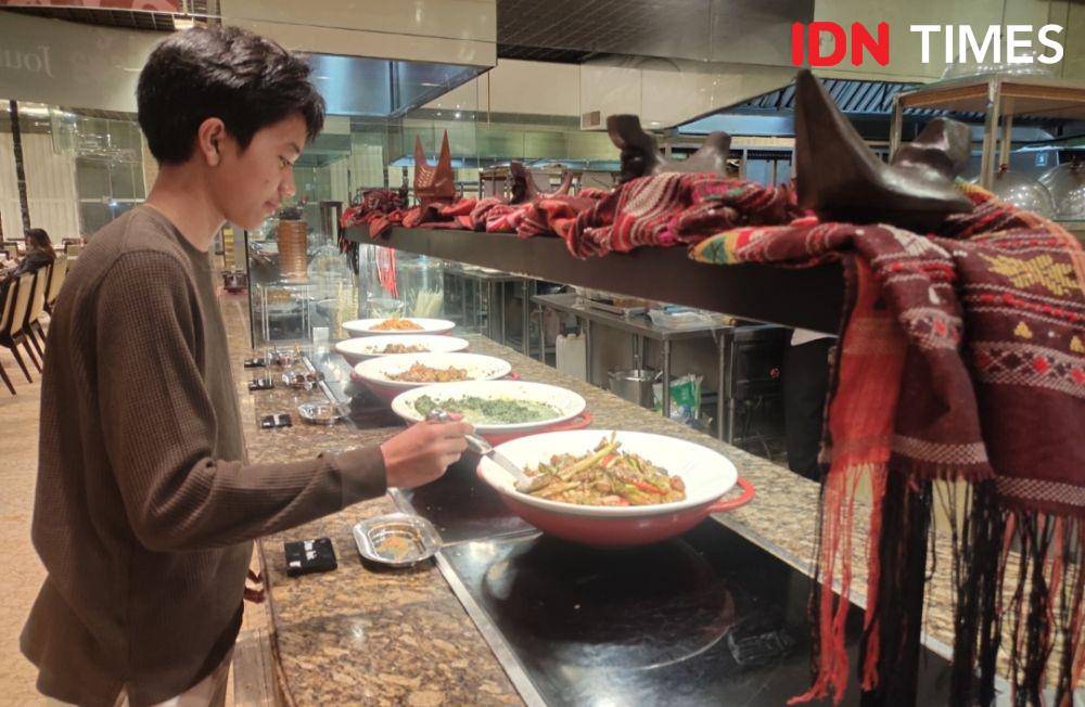 Tamu sedang memilih ragam menu dari Marriott Cafe di Batak Food Festival (IDN Times/Indah Permata Sari)