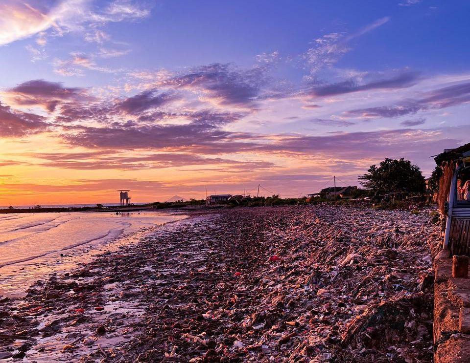 Pernah Dibersihkan Pandawara, Pantai Labuan Kotor Lagi