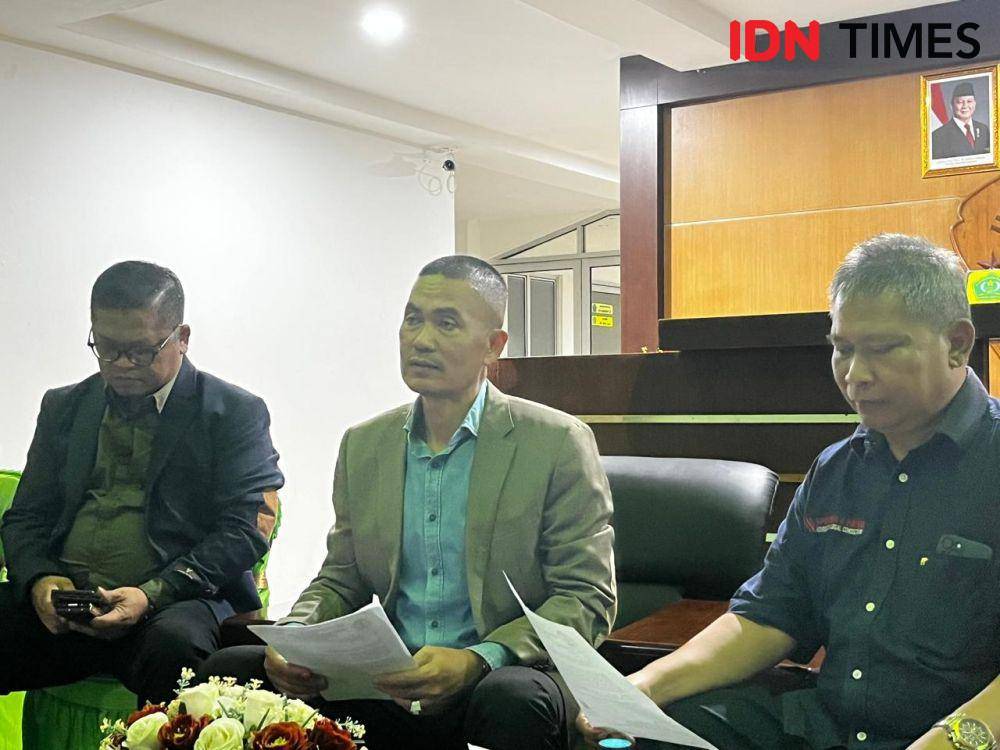 Tim penasihat hukum Muhammad Kadafi menggelar konferensi pers di Rektorat Universitas Malahayati. (IDN Times/Tama Yudha Wiguna).